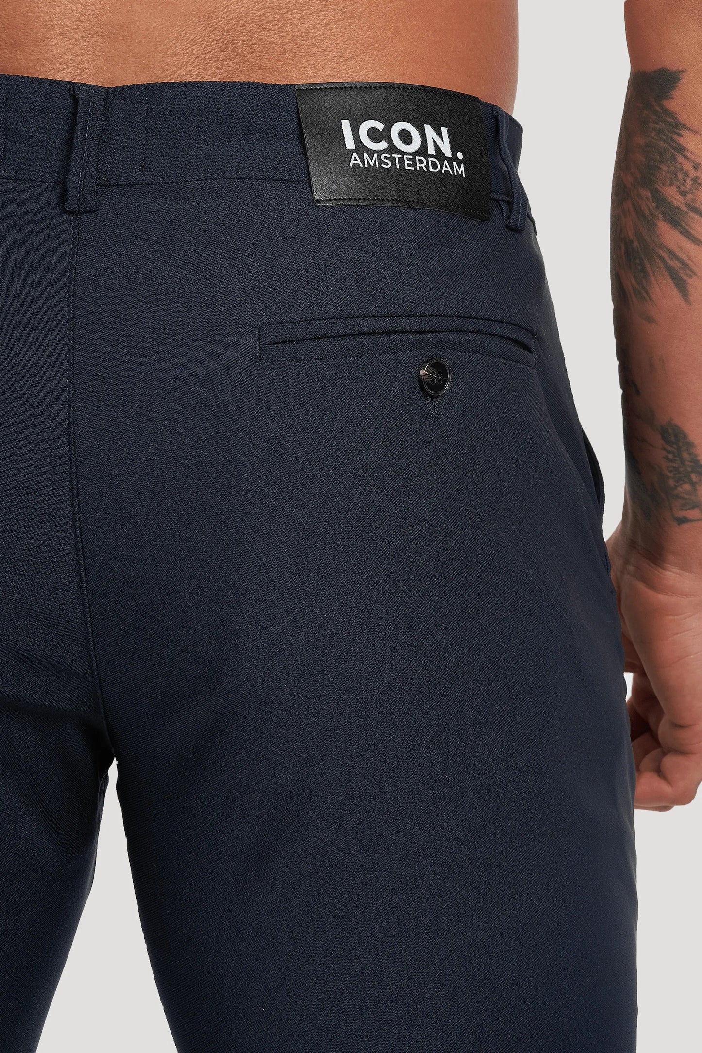 THE AVANI SHORTS - DONKERBLAUW