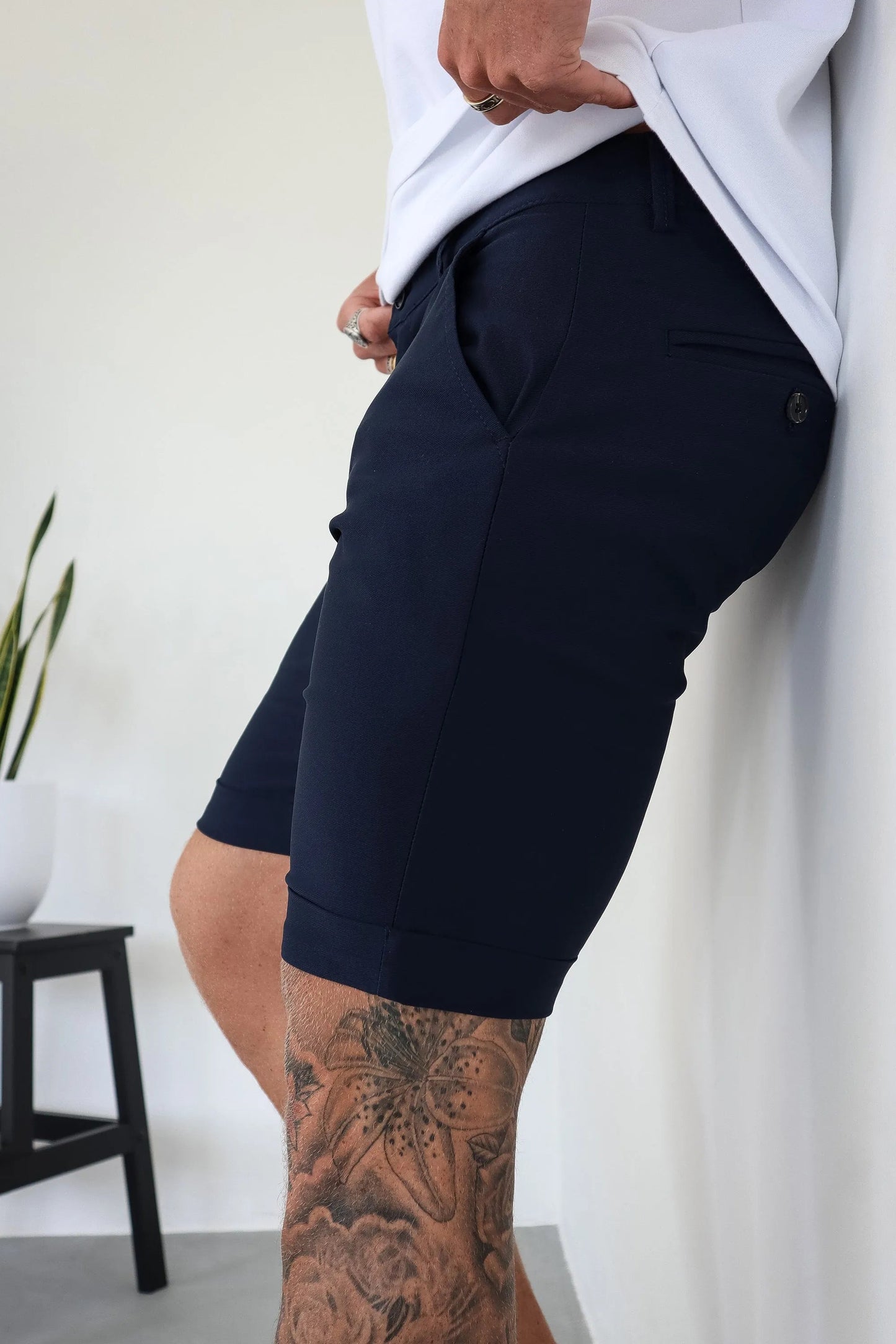 THE AVANI SHORTS - DONKERBLAUW