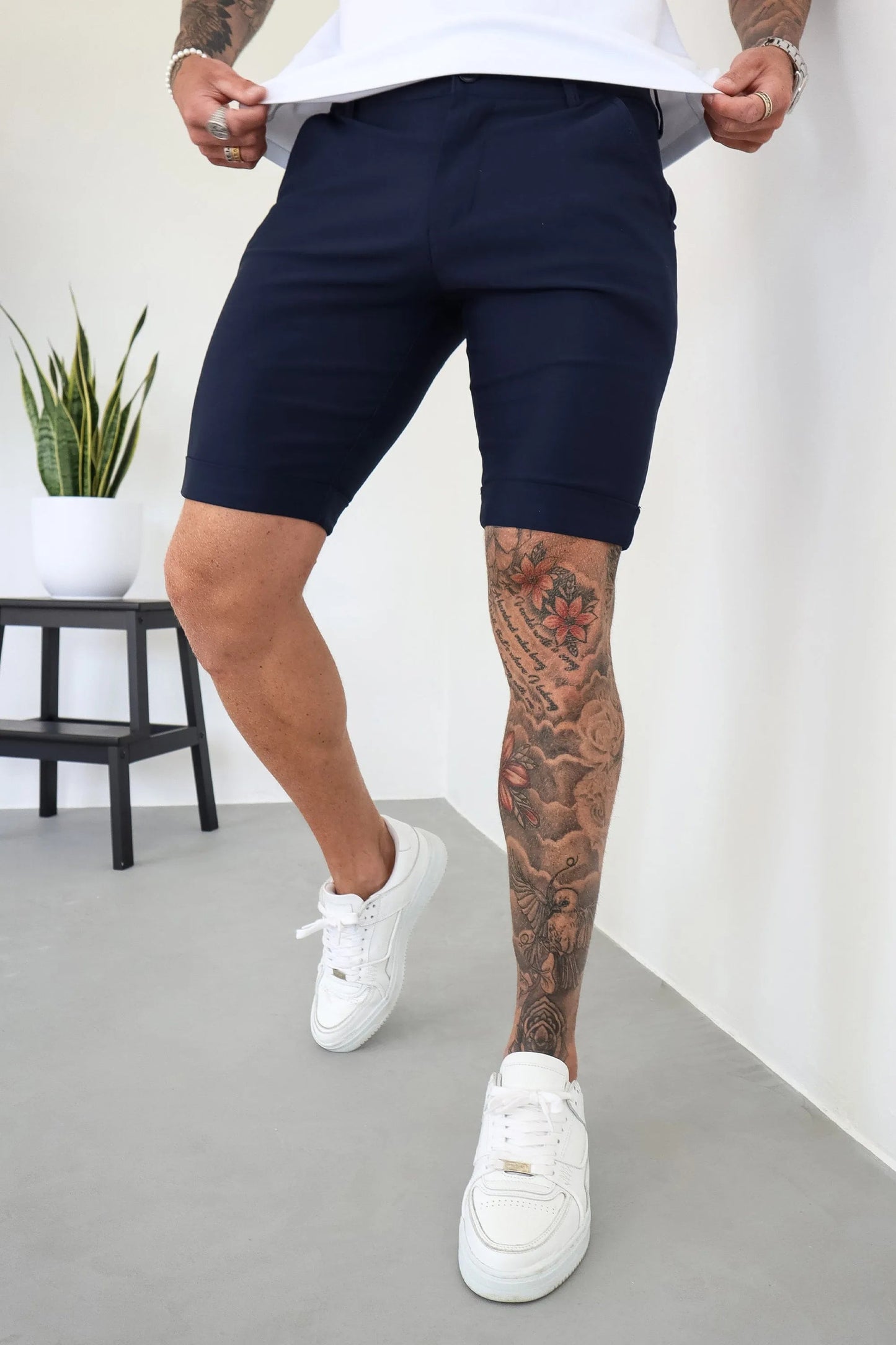 THE AVANI SHORTS - DONKERBLAUW